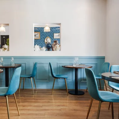 Le restaurant Léonie à Biarritz - Intérieur côté restaurant vers extérieur