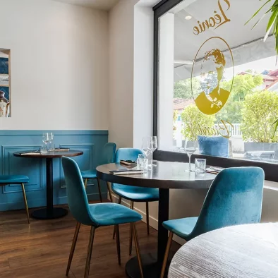 Le restaurant Léonie à Biarritz - Intérieur côté restaurant vers extérieur